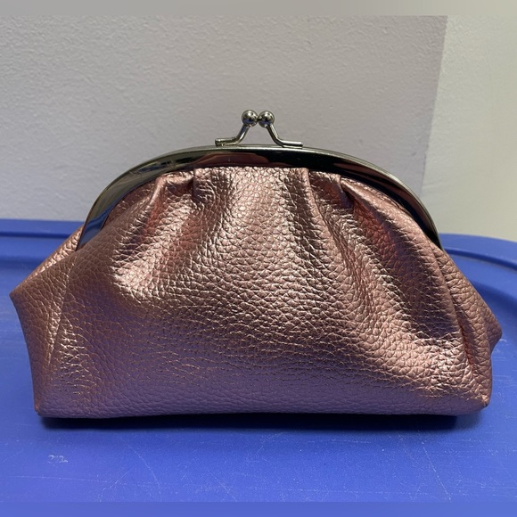 VS VICTORIA'S SECRET ROSE GOLD POUCH W/ KISS LOCK CLOSURE 6 IN X 4 IN X 2.5 - Picture 2 of 7